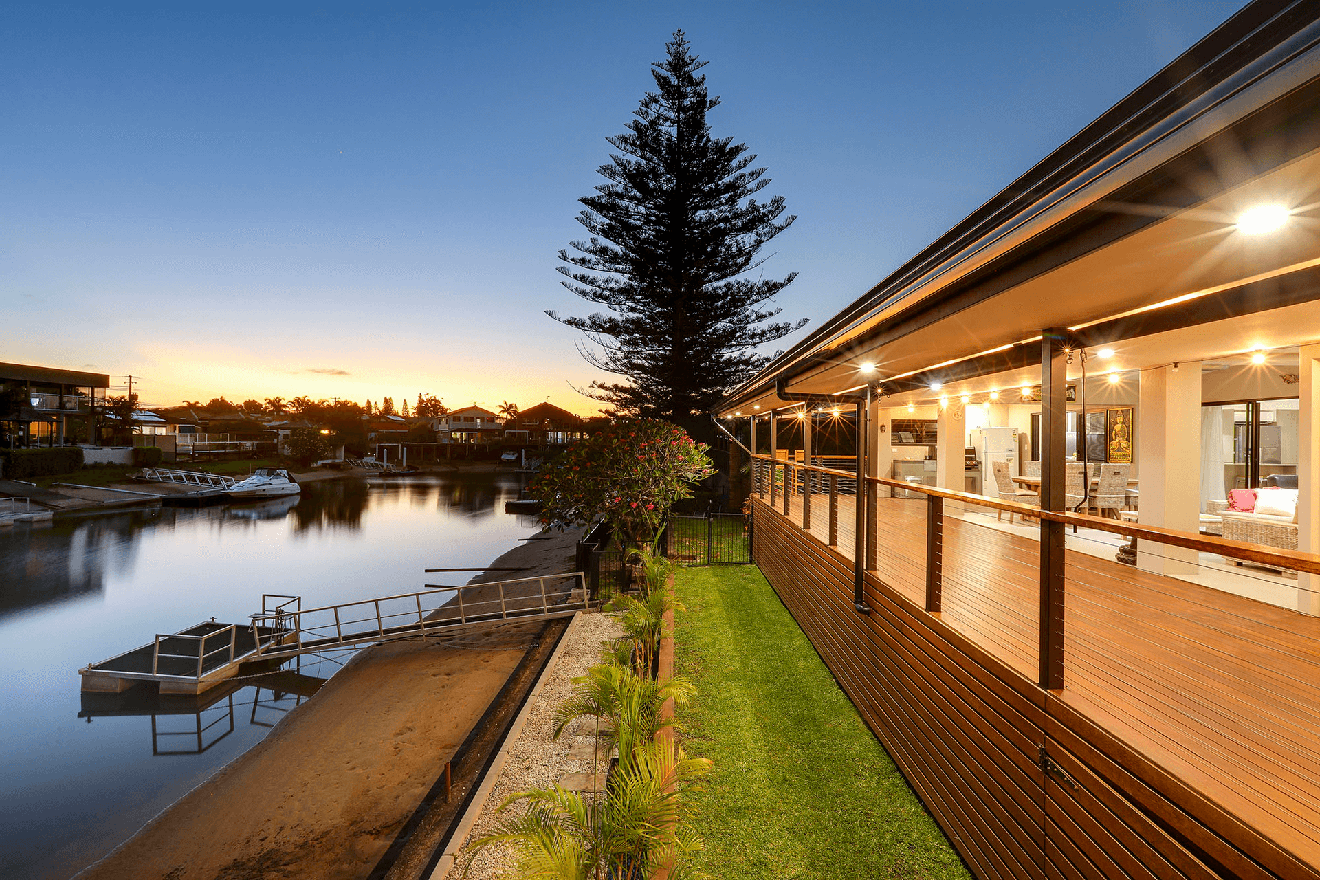 10 Sara Avenue, Broadbeach Waters, QLD 4218