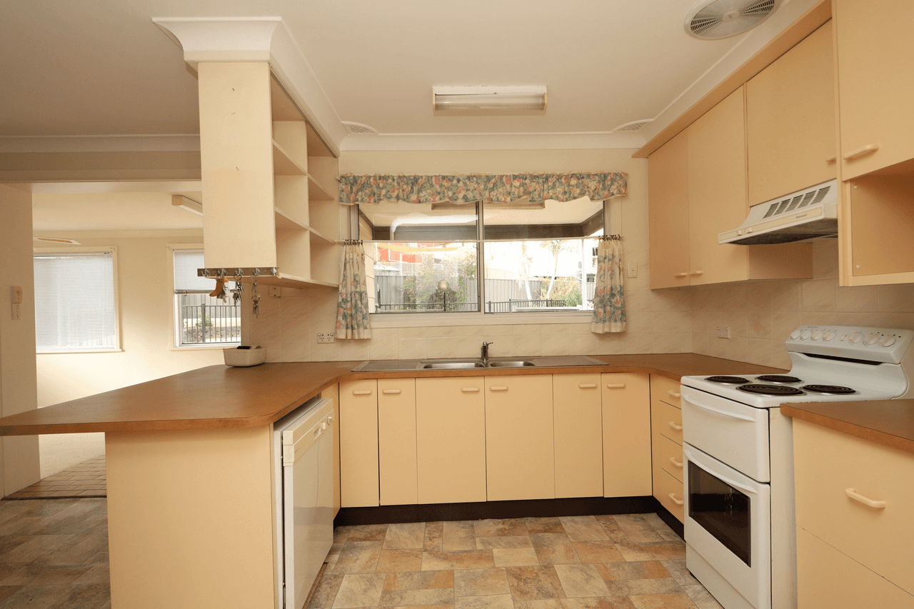 12 Lincoln Road, GEORGES HALL, NSW 2198