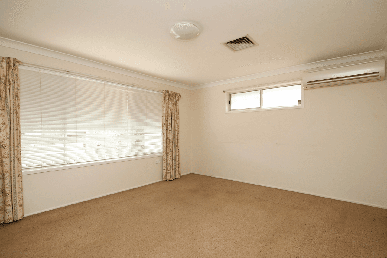 12 Lincoln Road, GEORGES HALL, NSW 2198