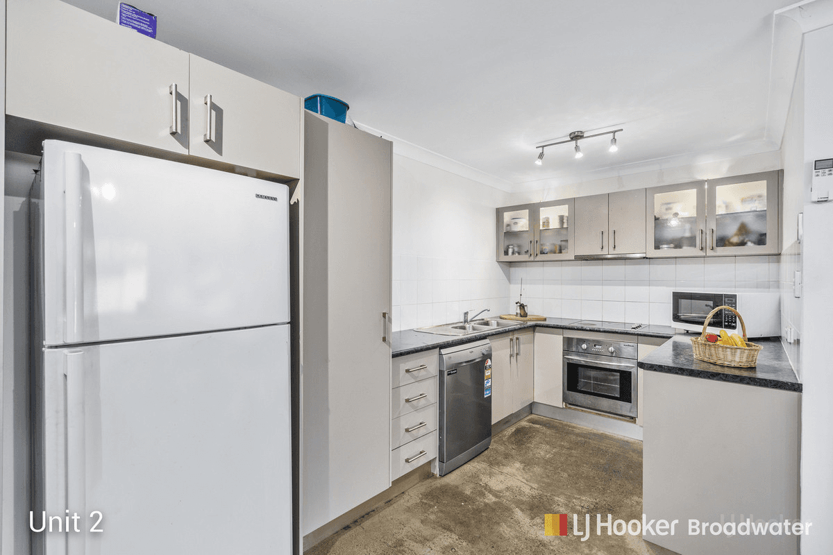 2/130 Kumbari Avenue, LABRADOR, QLD 4215