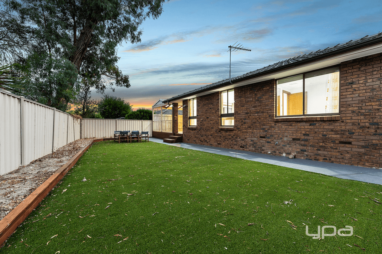 49 Corryong Crescent, TAYLORS LAKES, VIC 3038