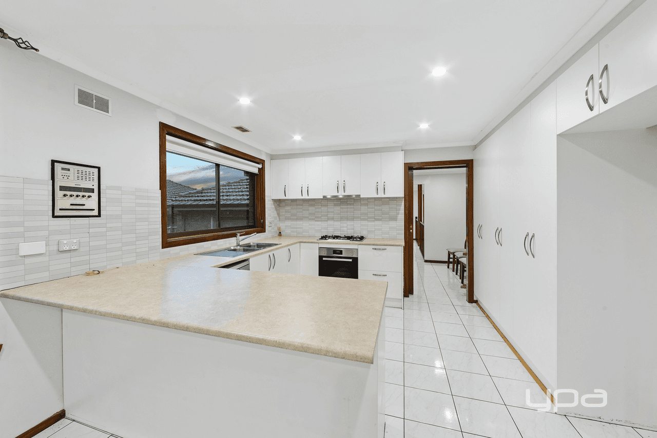 49 Corryong Crescent, TAYLORS LAKES, VIC 3038