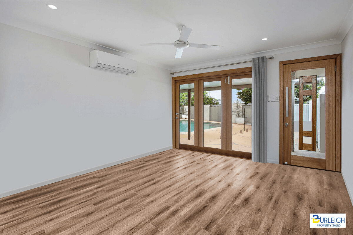 2/8 Logan Avenue, MIAMI, QLD 4220