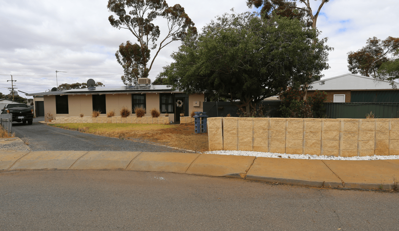 4 Banksia Court, KAMBALDA WEST, WA 6442