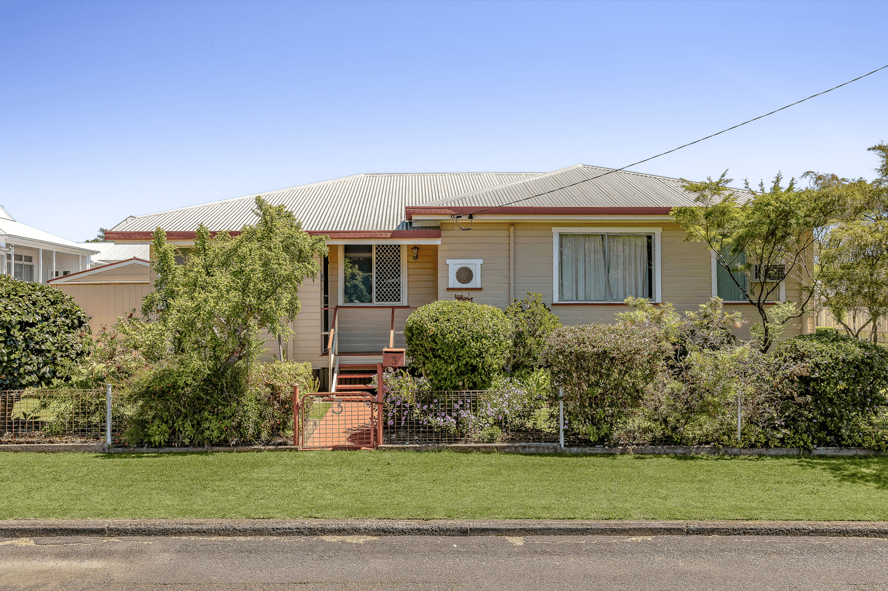 3 Doncaster Street, NEWTOWN, QLD 4350