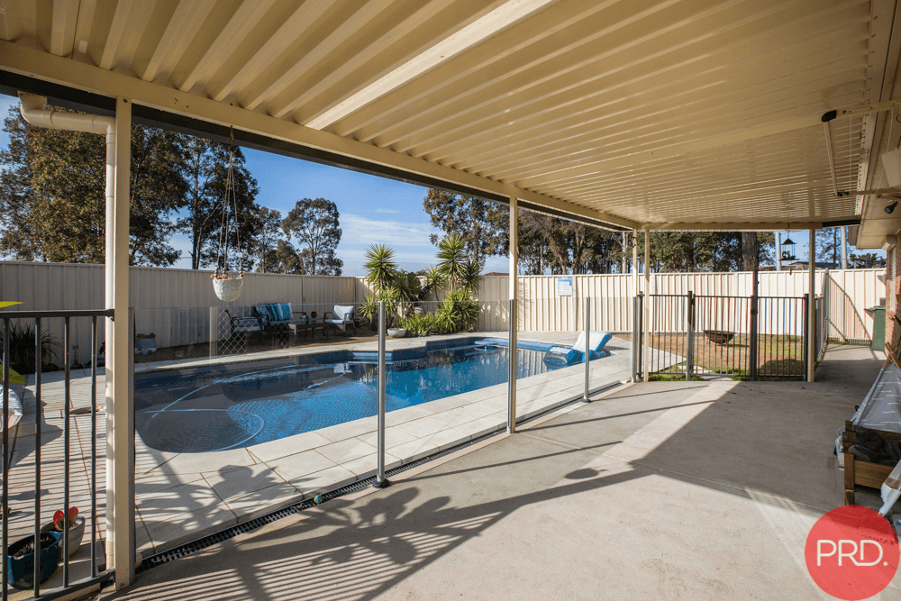 15 Honeyoak Drive, ABERGLASSLYN, NSW 2320