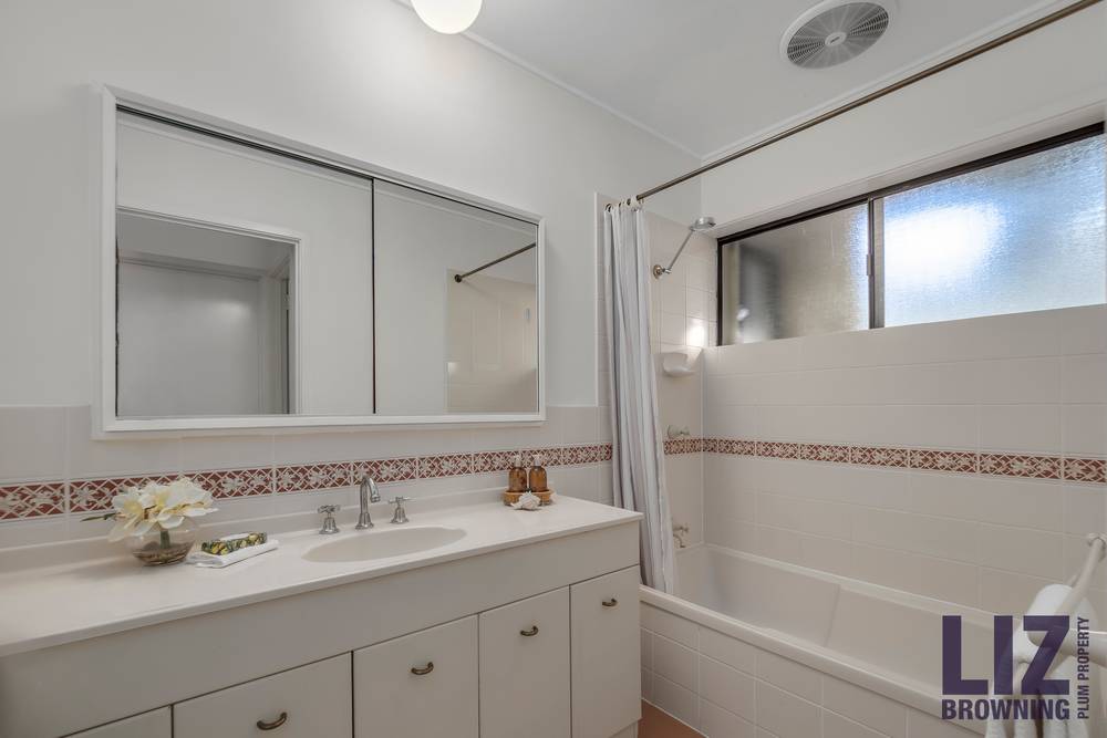 114 Kenmore Road, KENMORE, QLD 4069