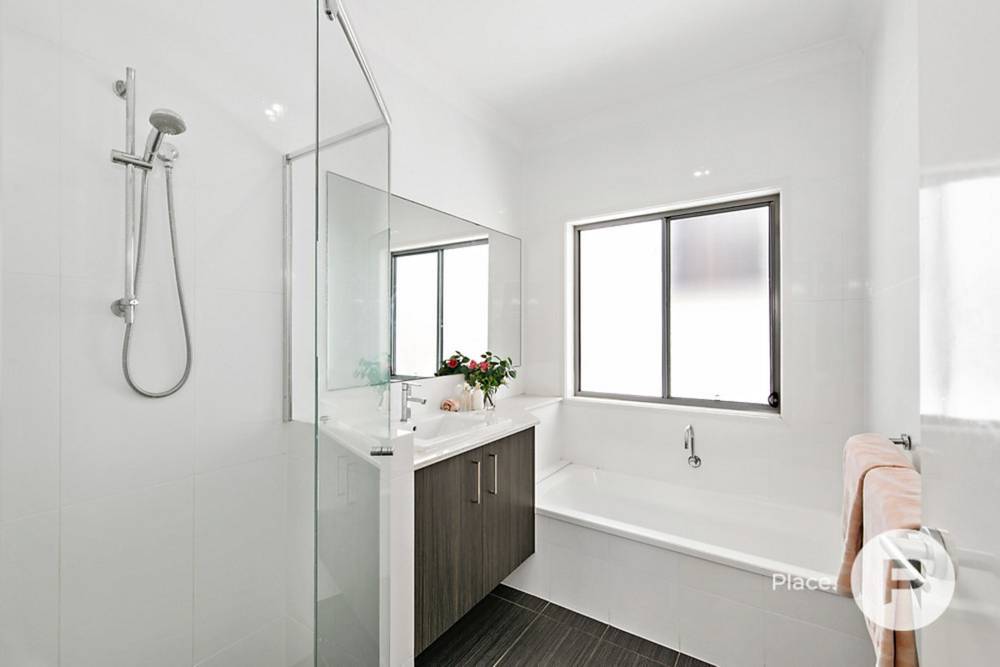 100 Macrossan Avenue, Norman Park, QLD 4170