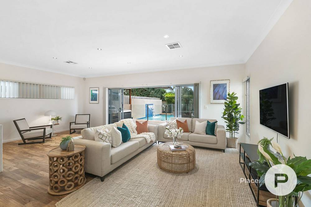 100 Macrossan Avenue, Norman Park, QLD 4170