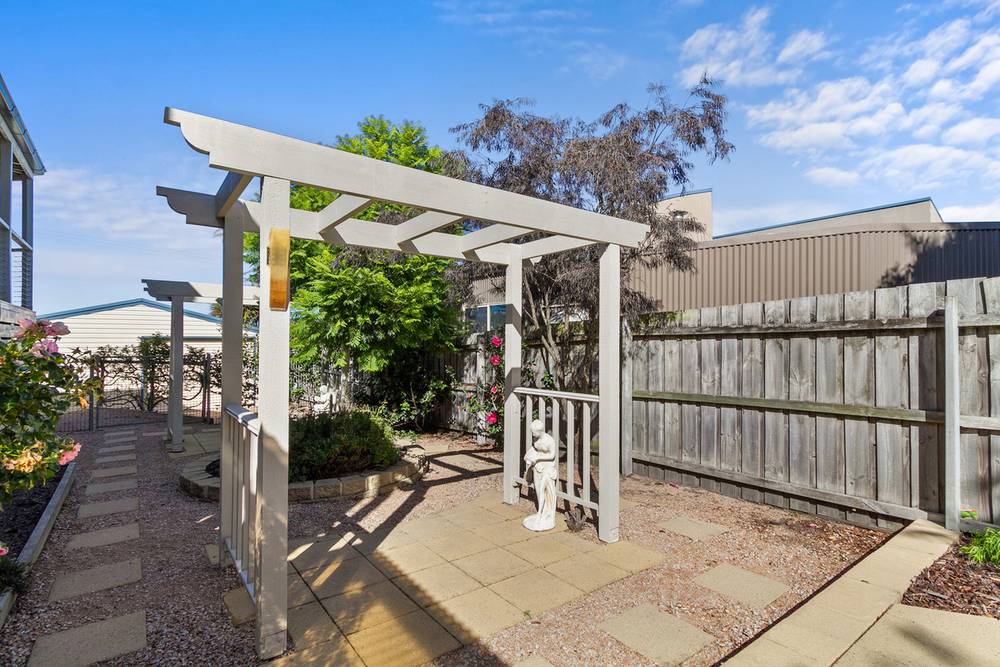42 Capes Road, LAKES ENTRANCE, VIC 3909