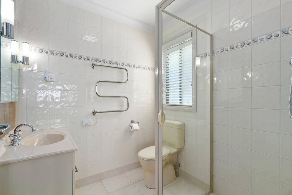 42 Capes Road, LAKES ENTRANCE, VIC 3909