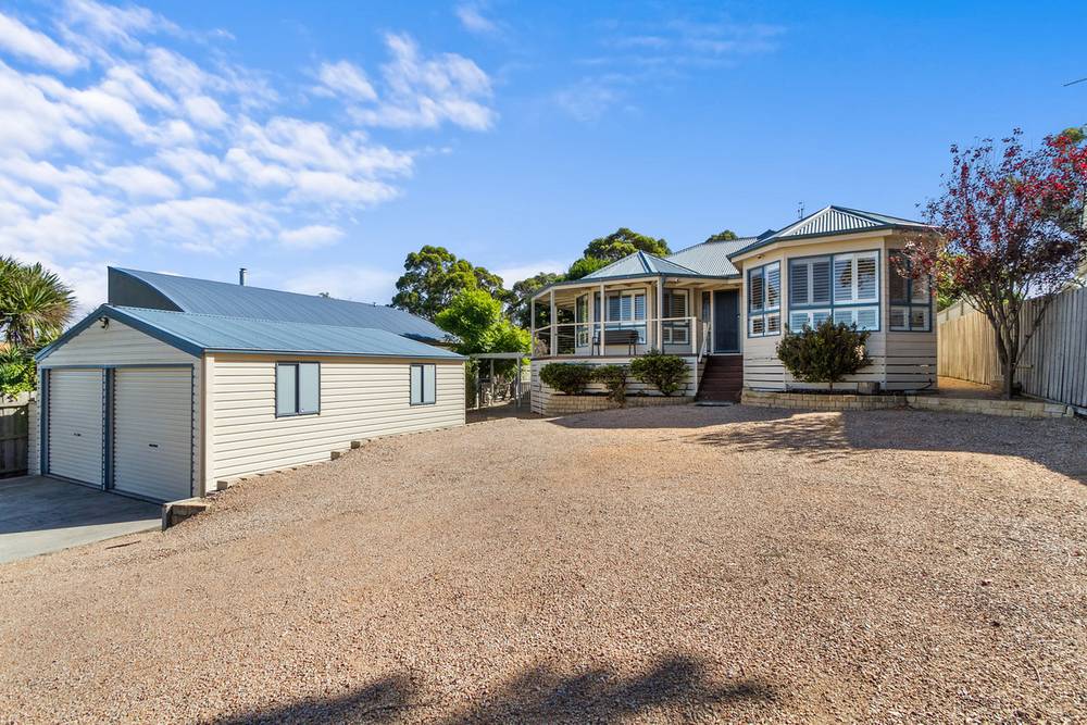 42 Capes Road, LAKES ENTRANCE, VIC 3909