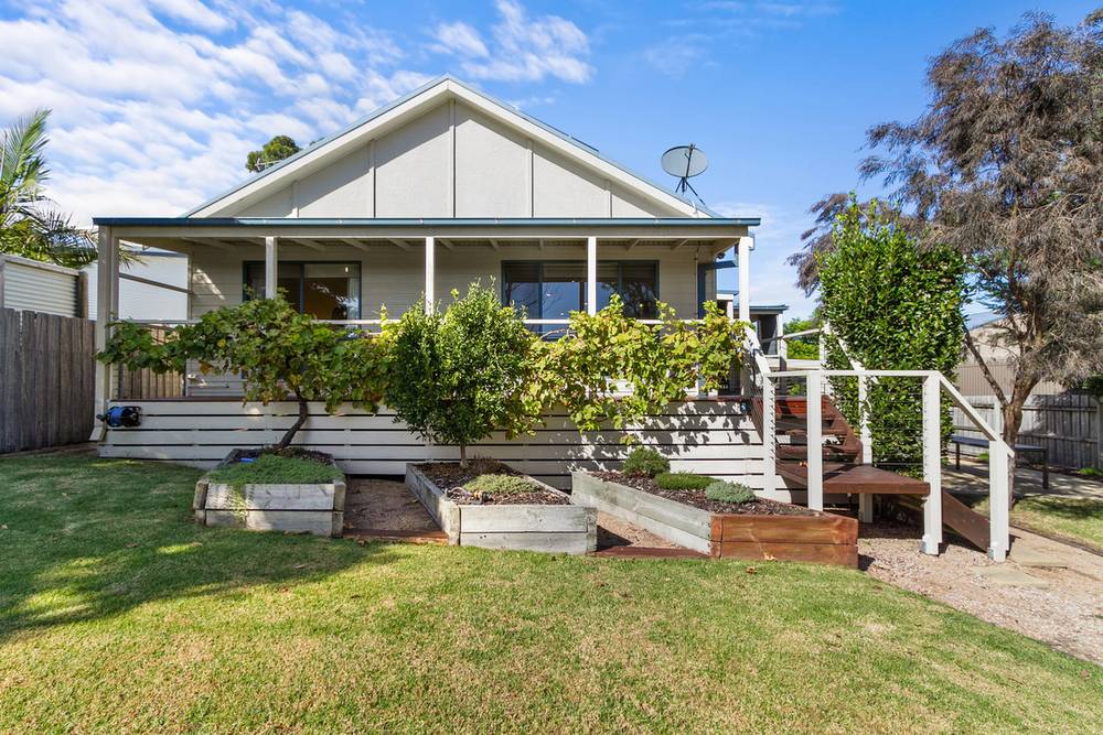 42 Capes Road, LAKES ENTRANCE, VIC 3909