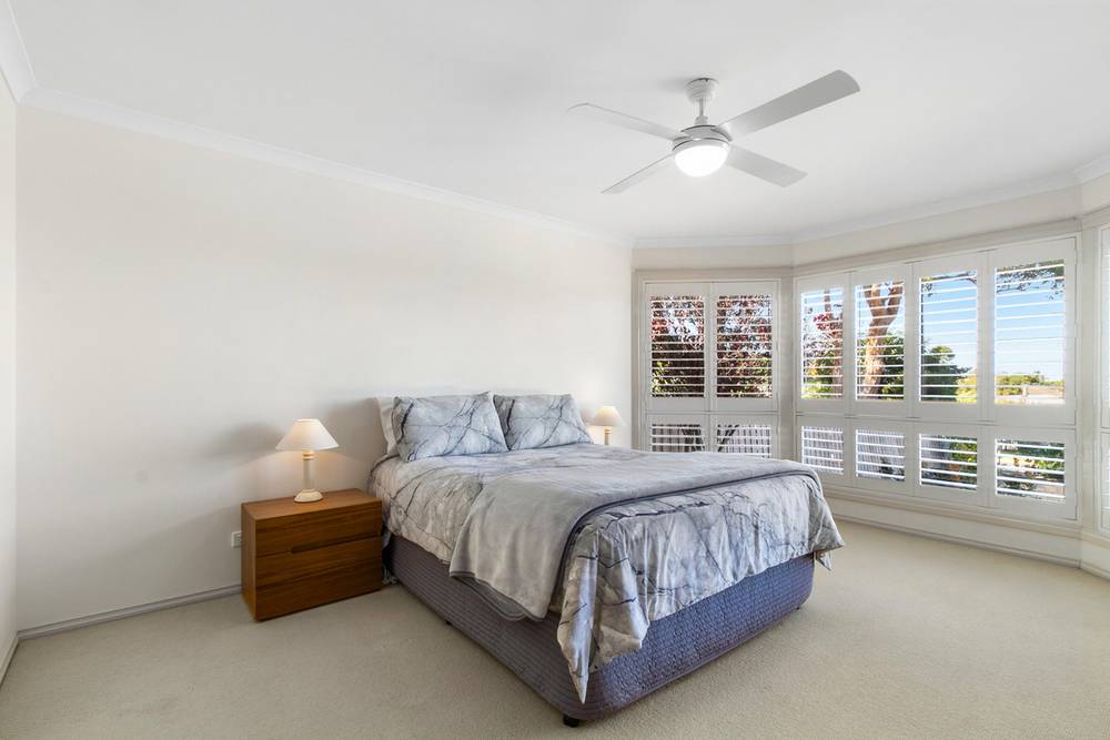 42 Capes Road, LAKES ENTRANCE, VIC 3909