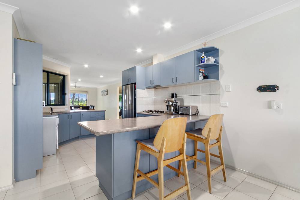 42 Capes Road, LAKES ENTRANCE, VIC 3909