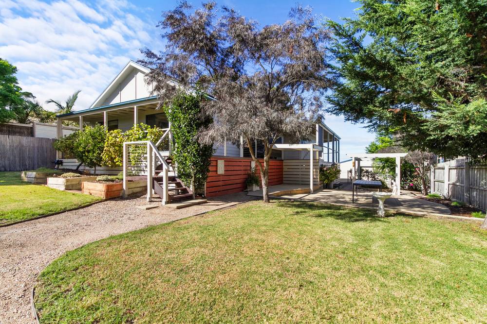42 Capes Road, LAKES ENTRANCE, VIC 3909