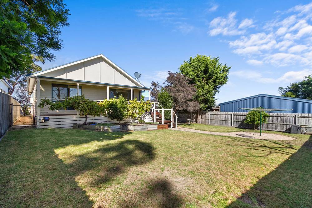 42 Capes Road, LAKES ENTRANCE, VIC 3909