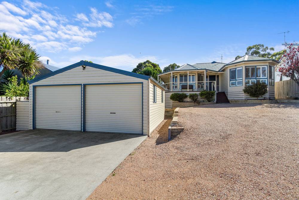 42 Capes Road, LAKES ENTRANCE, VIC 3909