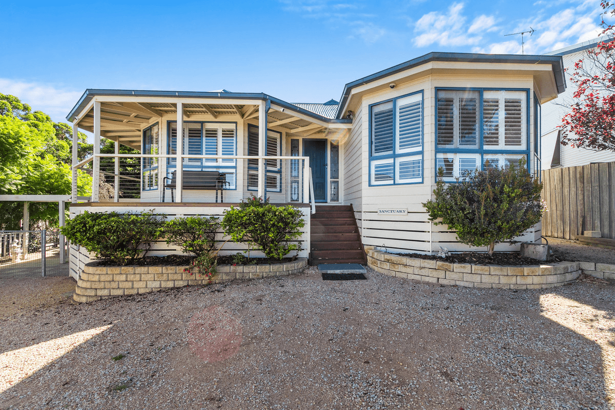 42 Capes Road, LAKES ENTRANCE, VIC 3909