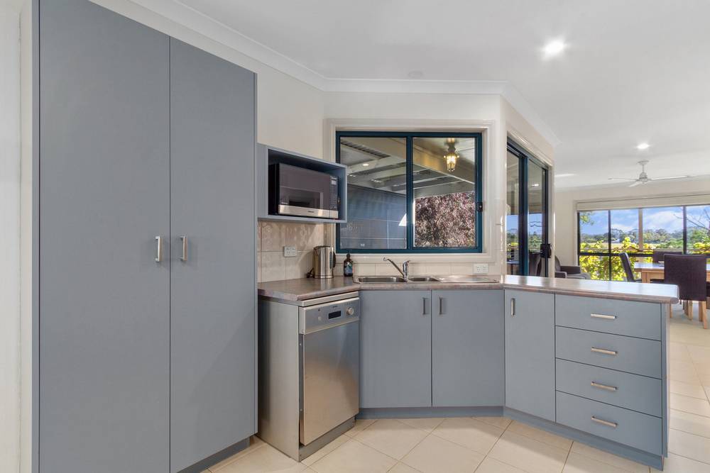 42 Capes Road, LAKES ENTRANCE, VIC 3909