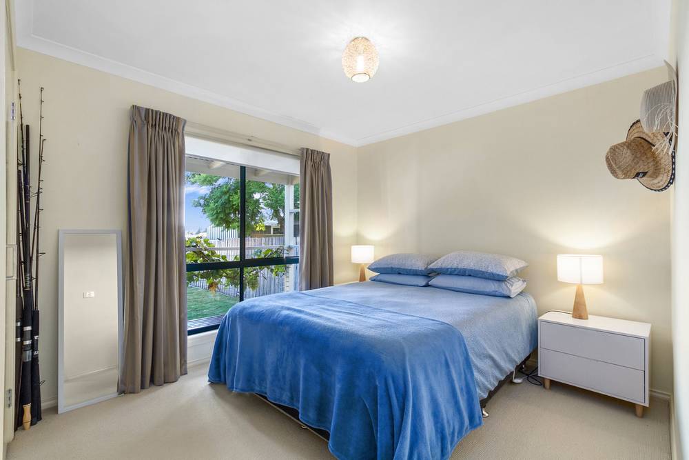42 Capes Road, LAKES ENTRANCE, VIC 3909