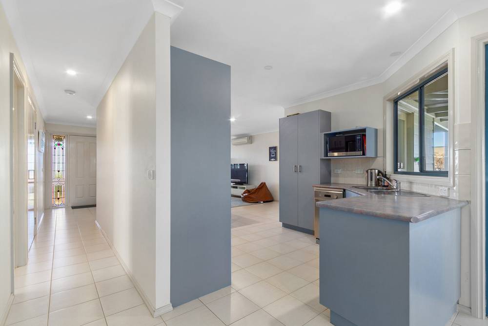 42 Capes Road, LAKES ENTRANCE, VIC 3909