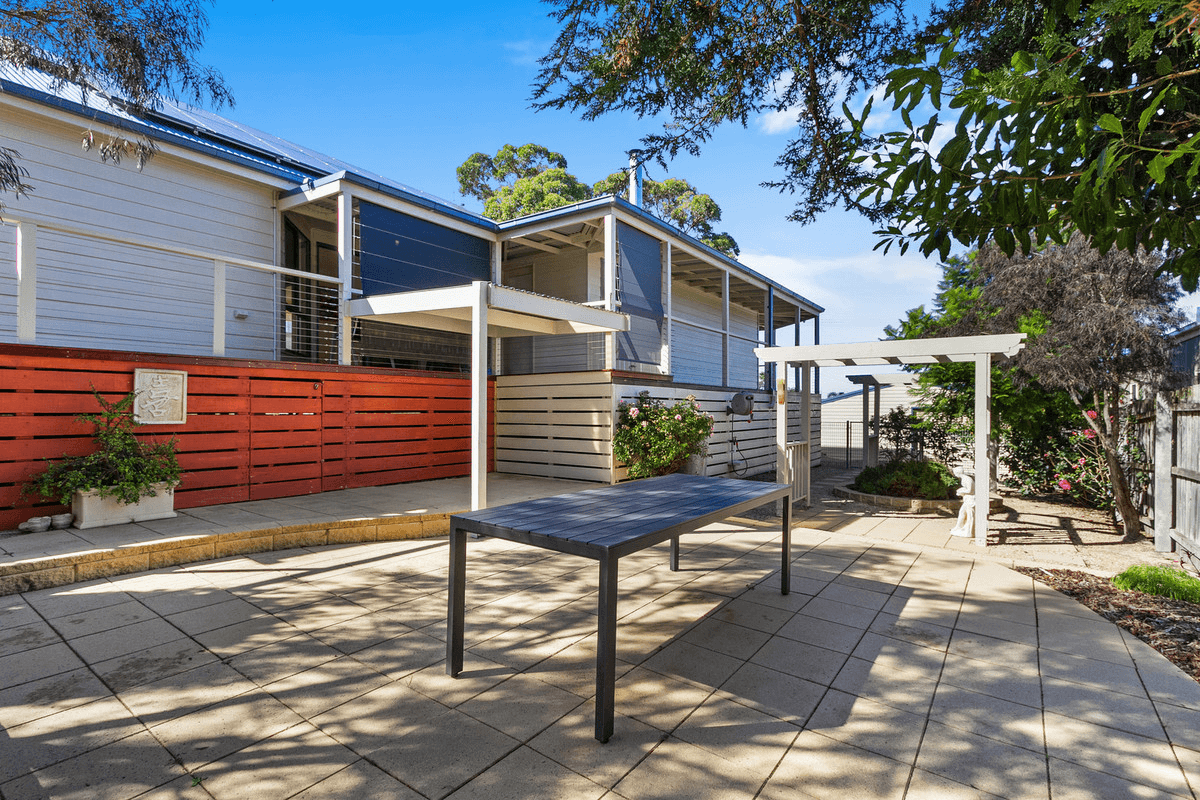 42 Capes Road, LAKES ENTRANCE, VIC 3909