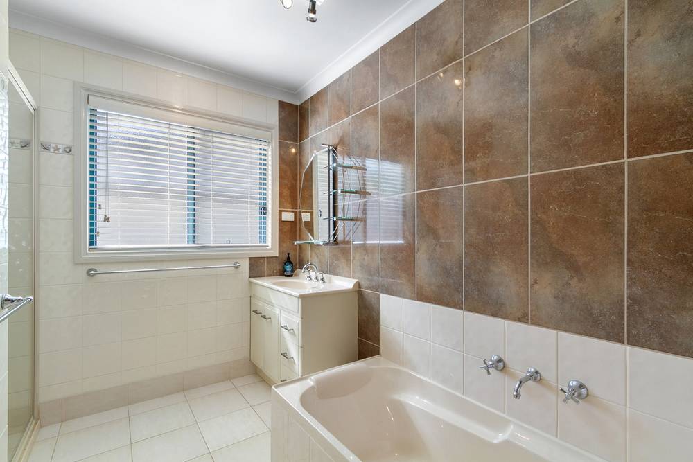 42 Capes Road, LAKES ENTRANCE, VIC 3909