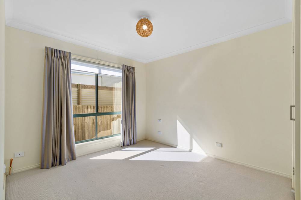 42 Capes Road, LAKES ENTRANCE, VIC 3909