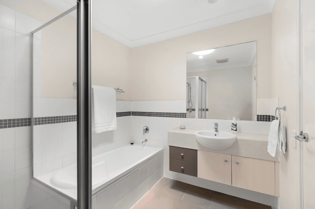 3/2 Catalina Way, UPPER COOMERA, QLD 4209