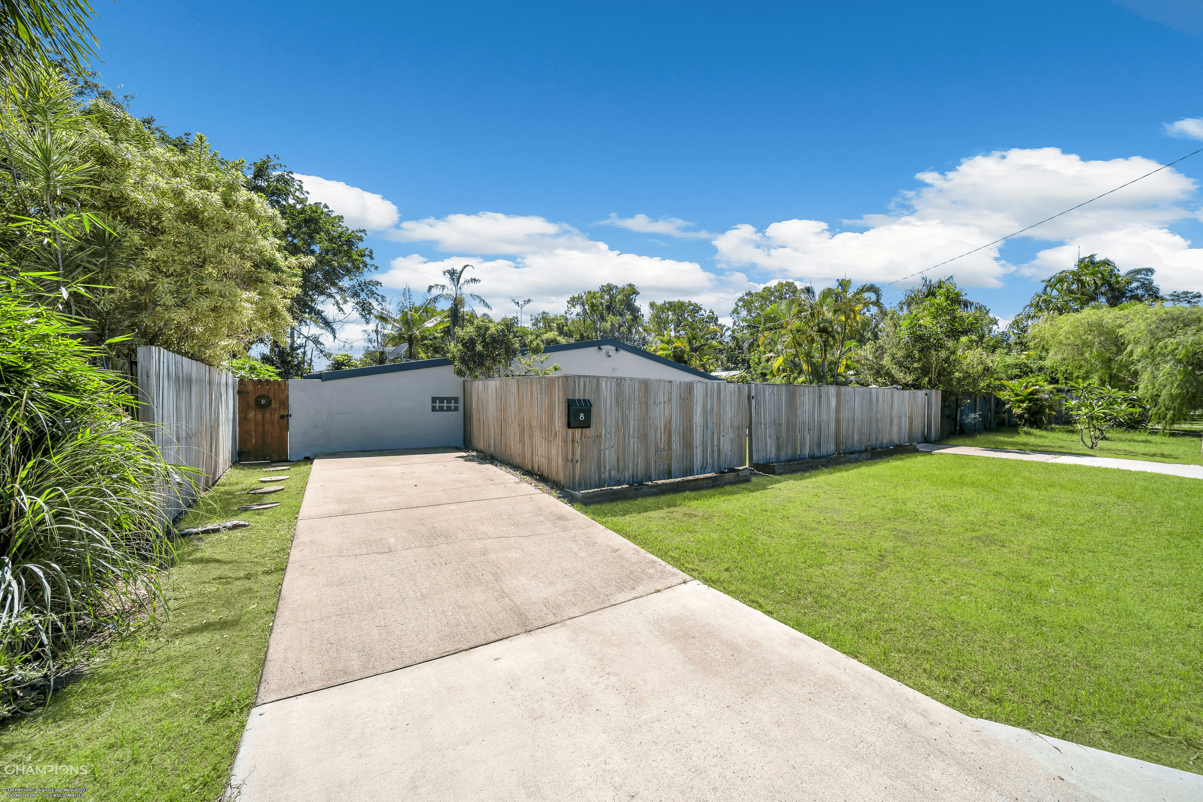 8 Cassava Street, HOLLOWAYS BEACH, QLD 4878