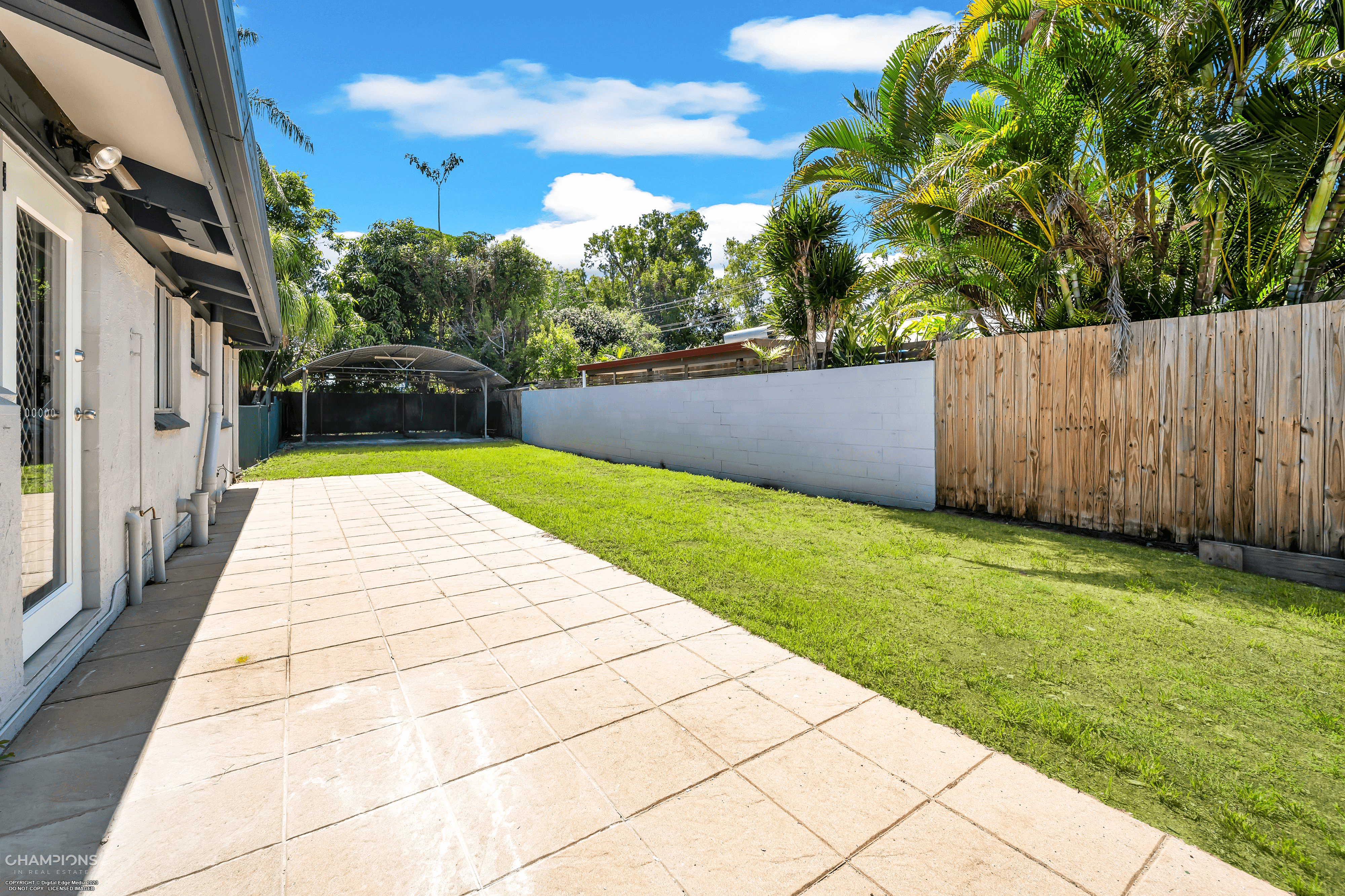 8 Cassava Street, HOLLOWAYS BEACH, QLD 4878