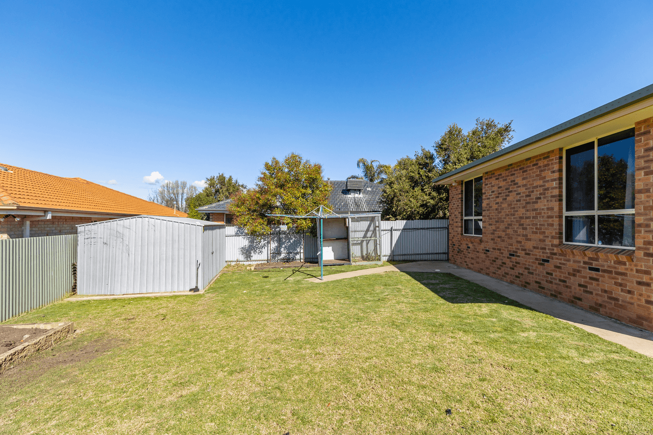 17 Roberts Way, KOORINGAL, NSW 2650