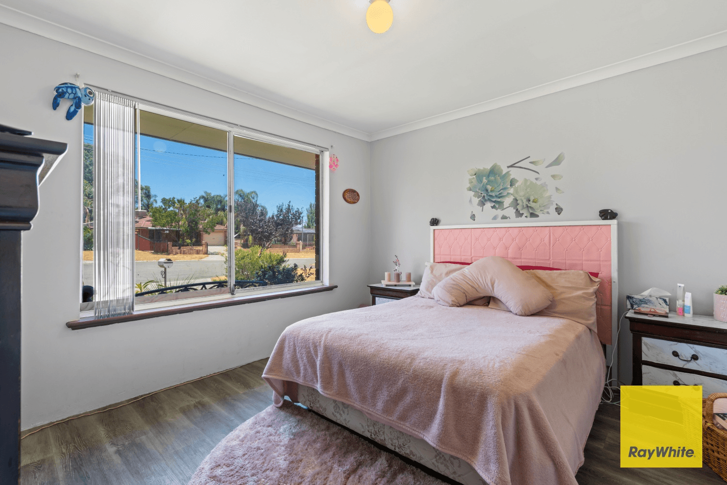 24 Darling Court, MADDINGTON, WA 6109