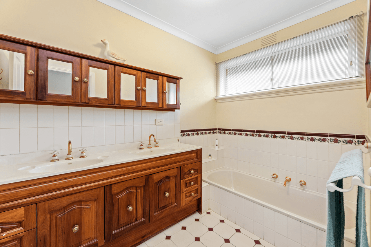 5 Banbury Street, BURWOOD EAST, VIC 3151