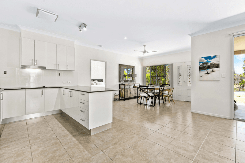 8 Cowrie Court, BURRUM HEADS, QLD 4659