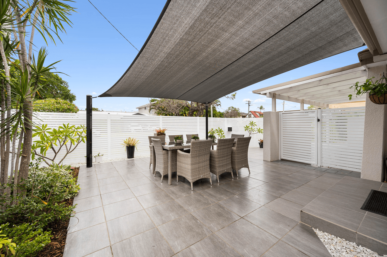 2/6 Rosalind Avenue, PARADISE POINT, QLD 4216