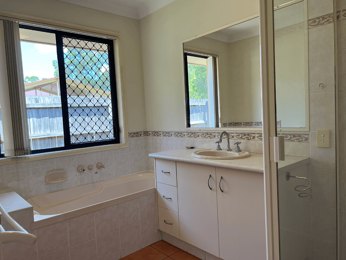 4 Paton Cres, Forest Lake, QLD 4078