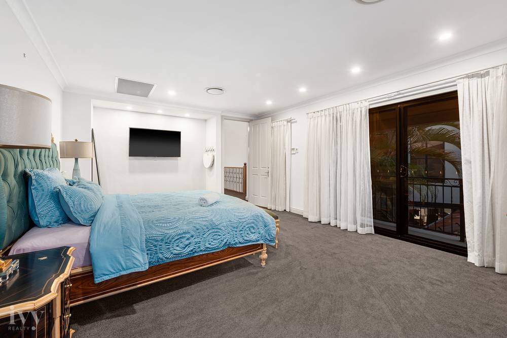 2204 Taromeo Court, Hope Island, QLD 4212
