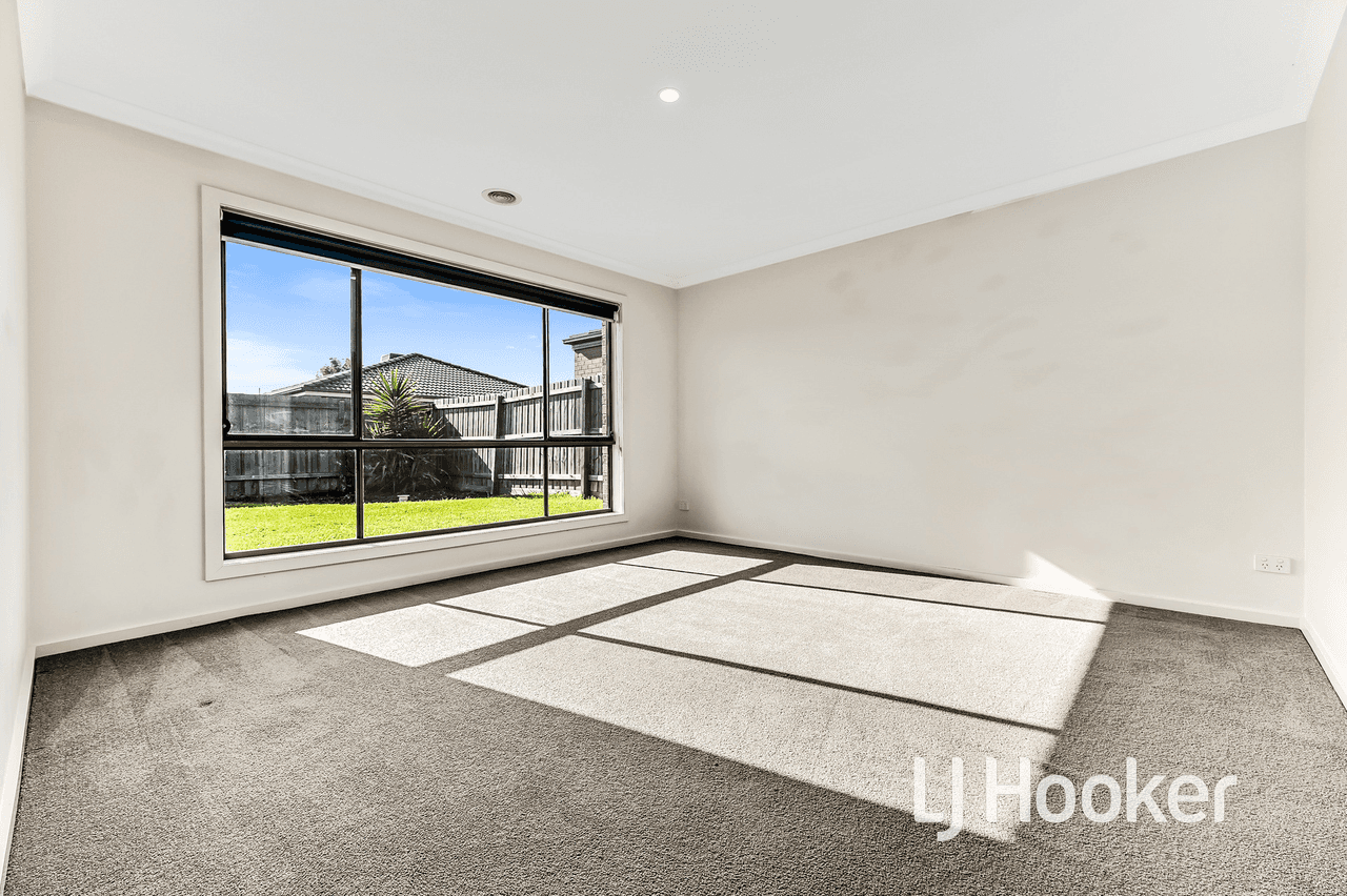 8 Emaleigh Close, OFFICER, VIC 3809