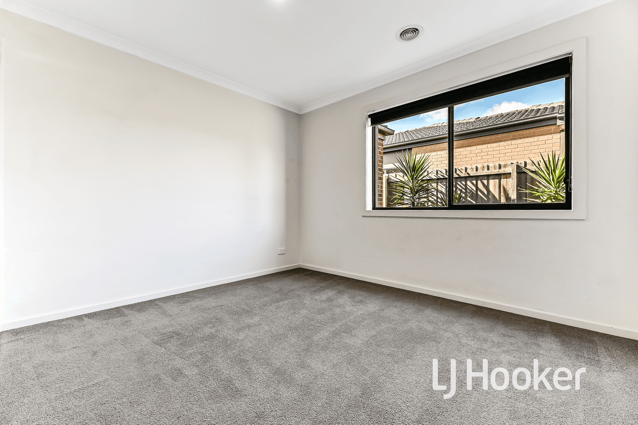 8 Emaleigh Close, OFFICER, VIC 3809