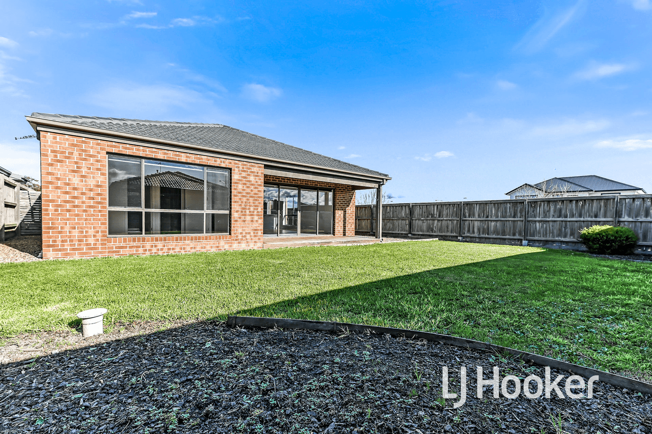 8 Emaleigh Close, OFFICER, VIC 3809