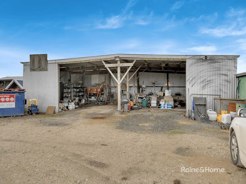 215 Eight Mile Road, NAR NAR GOON, VIC 3812