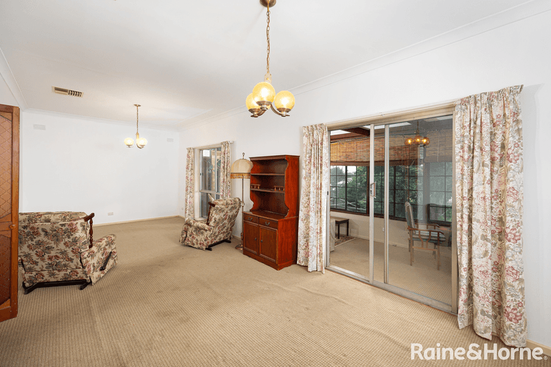 104 Simkin Crescent, KOORINGAL, NSW 2650