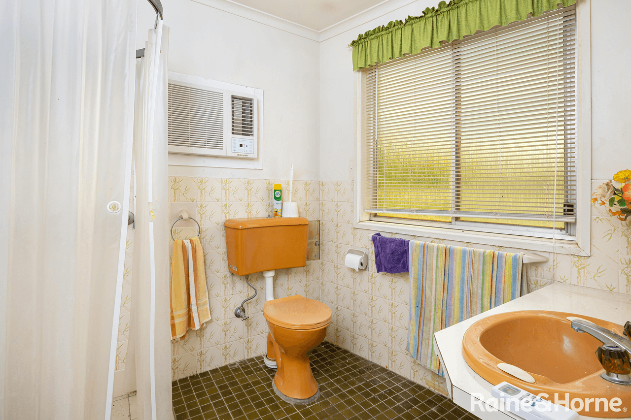 104 Simkin Crescent, KOORINGAL, NSW 2650