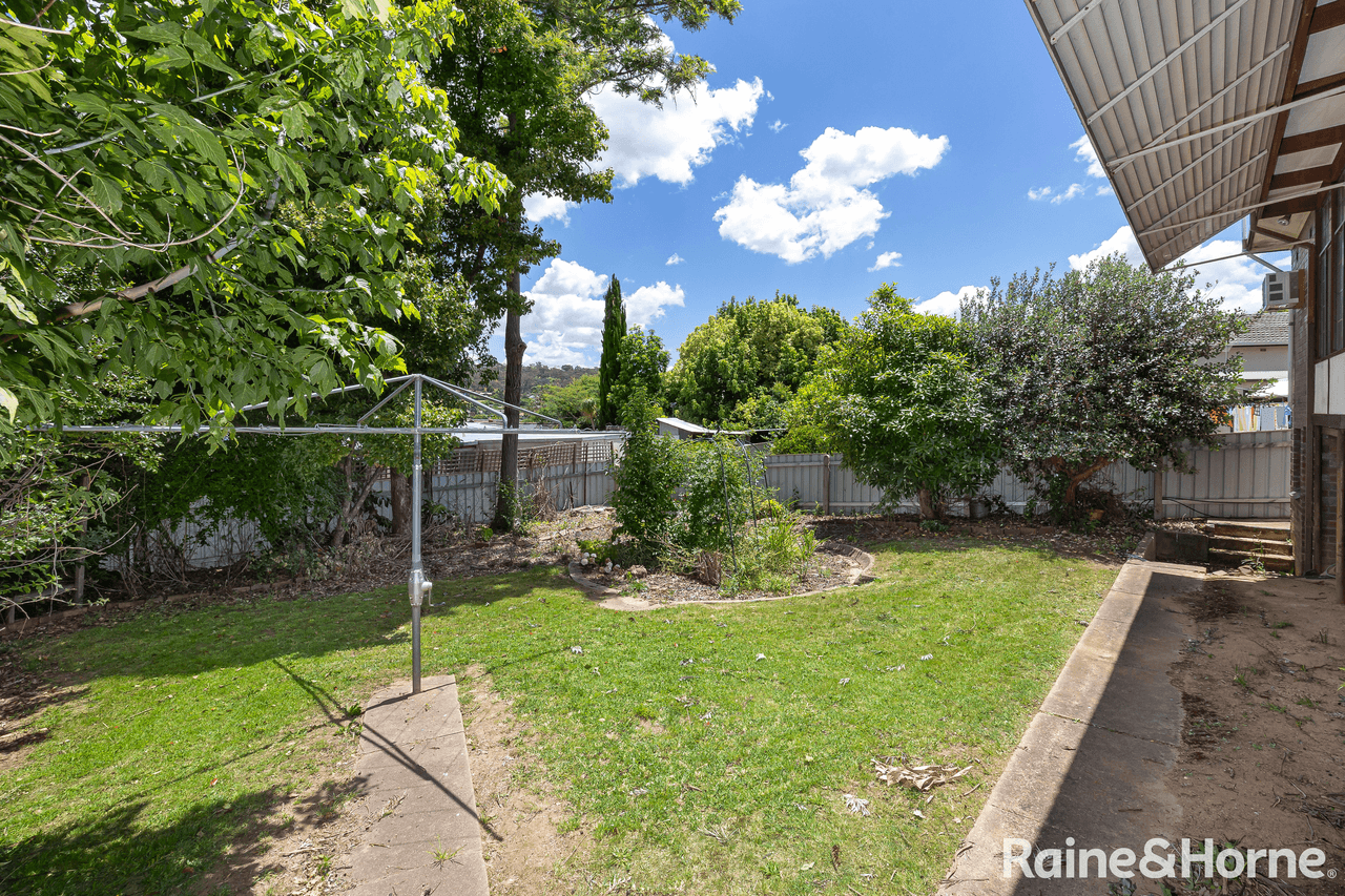 104 Simkin Crescent, KOORINGAL, NSW 2650