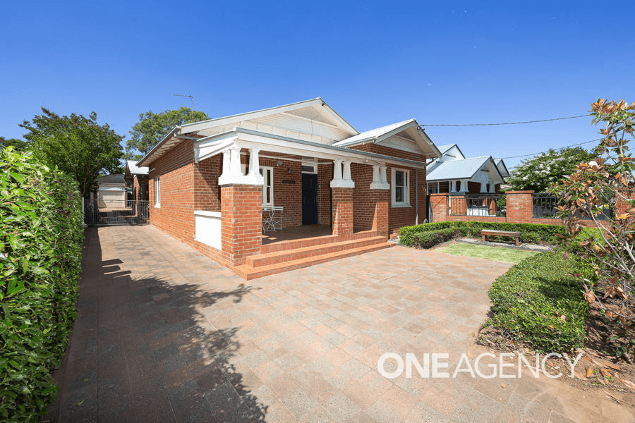 16 LINDSAY STREET, TURVEY PARK, NSW 2650