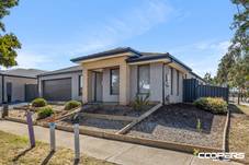 2 Jade Crescent, Cobblebank, VIC 3338