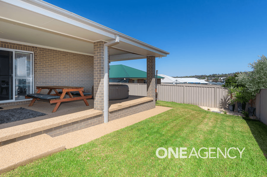 38 FLACK CRESCENT, BOOROOMA, NSW 2650