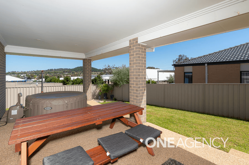 38 FLACK CRESCENT, BOOROOMA, NSW 2650